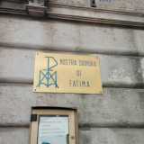 Sul muro alla destra del portone spicca un cartello dorato con la scritta "Nostra signora di Fatima". Contattiamo infatti l'associazione Madonna di Fatima, con sede a Venezia, che per� risponde di non essere collegata in alcun modo all'oggetto della nostra inchiesta: non hanno nemmeno una sede nel Sud Italia